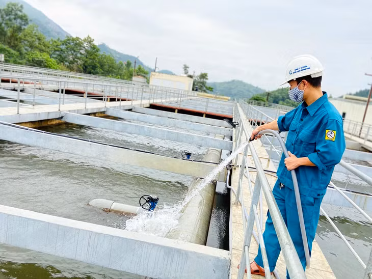 Phun rửa bể lọc tại Nhà máy Nước Diễn Vọng (TP Cẩm Phả). (Ảnh Công ty CP Nước sạch Quảng Ninh cung cấp)