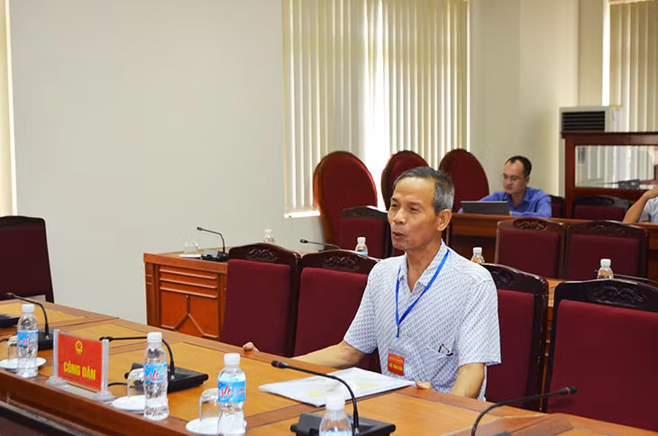 Ông Nguyễn Nhân Nghi (bố đẻ bà Hiền), trú tại xã Yên Thọ (Đông Triều) trình bày nội dung kiến nghị với Hội đồng Tiếp công dân tỉnh, ngày 15/6/2018.