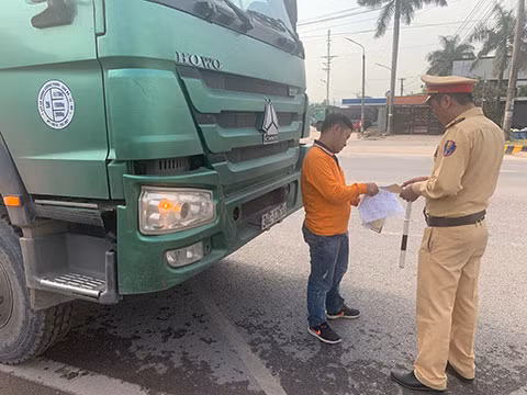 Cán bộ CSGT kiểm tra hành chính người điều khiển phương tiện. 
