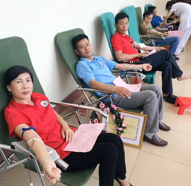 Bà Nguyễn Thị Lan Hương cùng chồng (áo xanh thứ 2) tham gia HMTN do Hội CTĐ TP Hạ Long tổ chức.