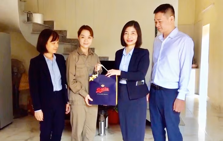 Chị Đào Minh Nguyệt đại diện Công đoàn Công ty CP Môi trường đô thị Cẩm Phả thăm hỏi, động viên gia đình CNLĐ có hoàn cảnh khó khăn.