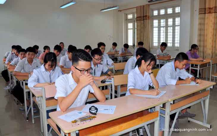 Sĩ tử không tránh khỏi tâm lý căng thẳng trước khi bước vào các môn thi chuyên quan trọng.