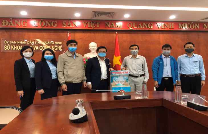 Sở KH&CN hướng dẫn Trường Cao đẳng Công nghiệp và Xây dựng Quảng Ninh bảo vệ quyền sáng chế với sản phẩm máy phun dịch sát khuẩn tự động, phục vụ hiệu quả công tác phòng, chống dịch Covid-19.