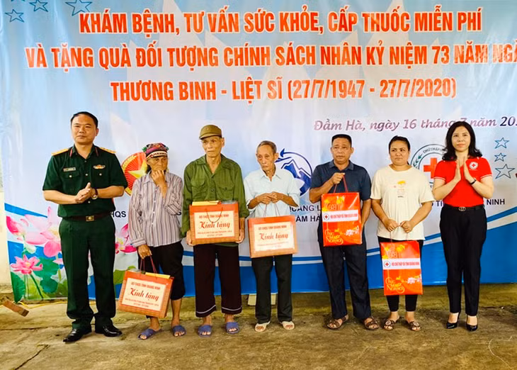 Đại diện Hội CTĐ tỉnh và Bộ CHQS tỉnh thăm, tặng quà cho đối tượng chính sách, người có công tại TP Uông Bí tháng 7/2020.