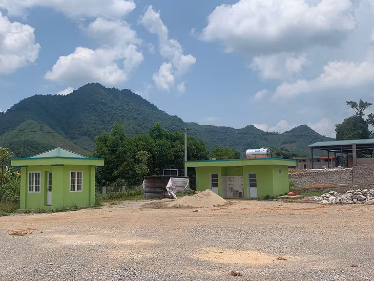 Các công trình khác của bến xe khách trung tâm Bãi Cháy cũng đang bỏ không và các đống vật liệu xây dựng của chợ trung tâm để nhở vứt ngổn ngang. 