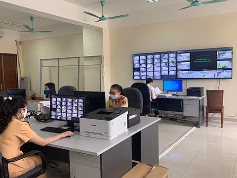 Cán bộ Phòng CSGT đường bộ, đường sắt Công an tỉnh Quảng Ninh đang theo dõi các phương tiện thông qua màn hình Camera giám sát giao thông.
