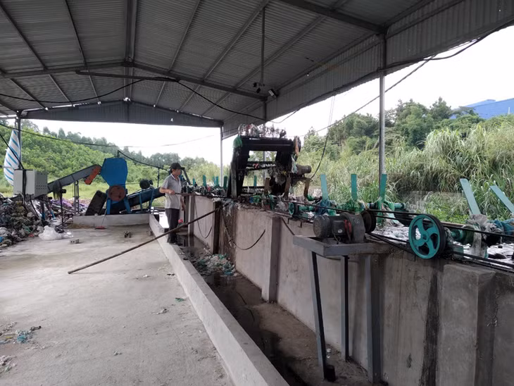 Phân loại rác thải nhựa tại Nhà máy xử lý rác thải, Công ty CP Xử lý chất thải miền Đông.