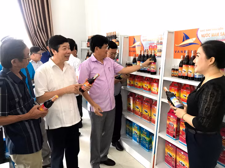 Nước mắm Sá Sùng Cái Rồng Vanbest, huyện Vân Đồn có chất lượng cao, được giới thiệu rộng rãi ở thị trường trong nước. 