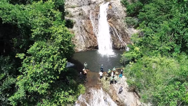 Thác Ea Tral như một dải lụa đào nằm vắt qua những ngọn núi hùng vĩ của vùng “chảo lửa” Krông Pa