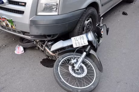 Xe máy chui gầm xe ô tô khách