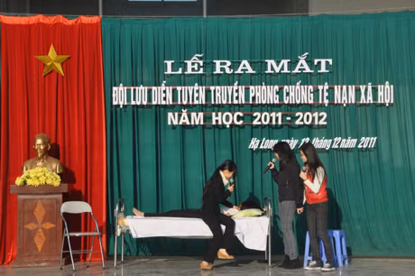 Một cảnh trong tiểu phẩm “Đồng hồ cát” của Đội lưu diễn phòng chống TNXH - Trường THPT Chuyên Hạ Long. Ảnh: Nghĩa Hiếu