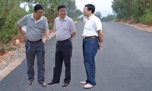 Đầu tháng 7, một số quan chức ở huyện Khoái Lí, tỉnh Tứ Xuyên (Trung Quốc) bị cộng đồng mạng chỉ trích dữ dội vì bức ảnh họ kiểm tra con đường mới hoàn thiện bị ghép quá vụng về. Dù họ đã lên tiếng xin lỗi, tấm hình vẫn được xếp vào hàng "những tác phẩm Photoshop tệ nhất trong lịch sử Internet".