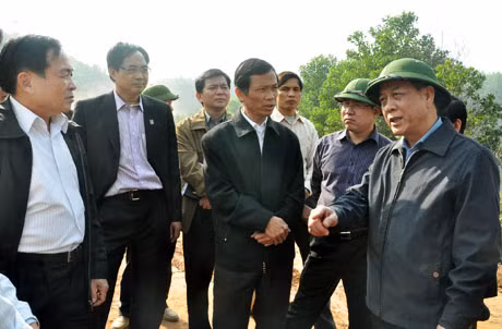 Đồng chí Đỗ Thông, Phó Chủ tịch Thường trực UBND tỉnh kiểm tra thi công tại gói thầu số 4.