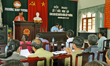 Cán bộ hộ tịch - tư pháp phường Ninh Dương trình bày kiểm điểm cá nhân tại hội nghị lấy ý kiến đóng góp cho cán bộ chuyên môn cấp phường.
