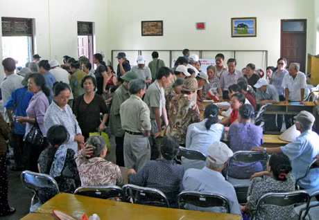 Ngành BHXH tỉnh điều chỉnh cách chi trả lương hưu hồi giữa năm 2011 gây bức xúc trong một bộ phận nhân dân.