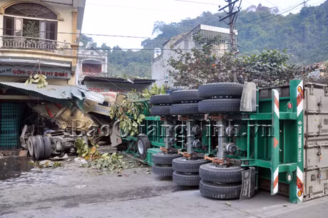 Sau khi va quyệt vào xe ô tô, xe container bị mất lái đâm vào nhà dân