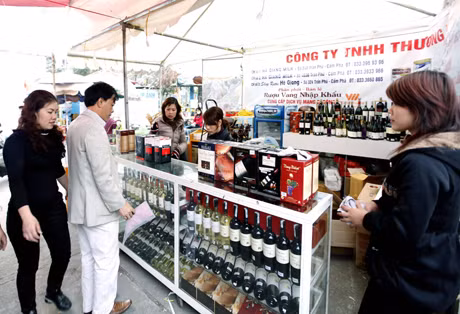 Các loại hàng hoá phục vụ cho Tết Nguyên đán như: Rượu, bia, bánh kẹo... vẫn là mặt hàng hút khách nhất.