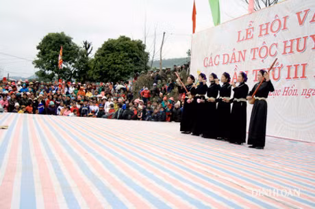 Hát then, đàn tính trong lễ hội văn hoá các dân tộc huyện Bình Liêu năm 2011. Ảnh: Cấn Đình Loan
