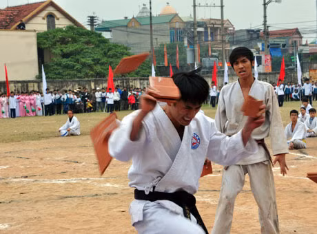 Dùng đầu đập vỡ gạch