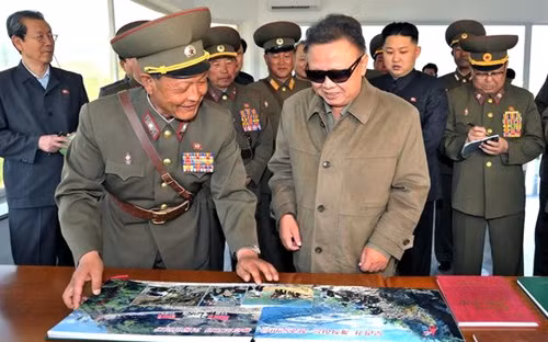 Lãnh đạo CHDCND Triều Tiên Kim Jong Il (giữa) thăm Công ty truyền thông Mokran ở Bình Nhưỡng ngày 11/9. (Nguồn: AFP/TTXVN)