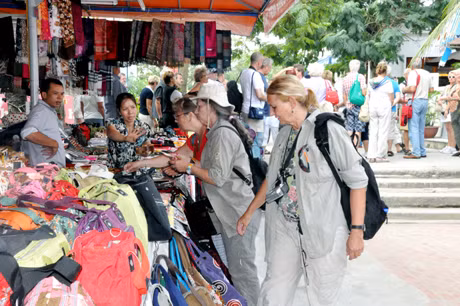 Khách du lịch mua sắm tại khu du lịch Bãi Cháy.