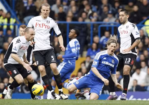 Chelsea (xanh) lại có một trận đấu đáng thất vọng.
