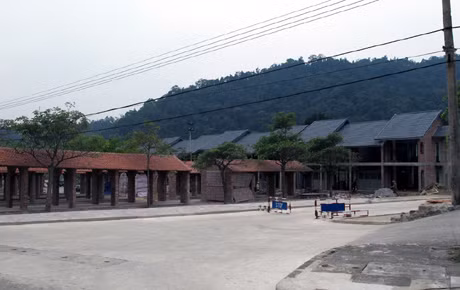  Khu dịch vụ tại bến xe Giải Oan do Công ty CP Phát triển Tùng Lâm đầu tư đang gấp rút hoàn thiện để phục vụ hội xuân tới đây.