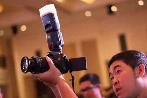Người dùng chưa có kinh nghiệm, có thể chọn những người hiểu về camera dẫn đi mua. Ảnh: Quốc Huy.