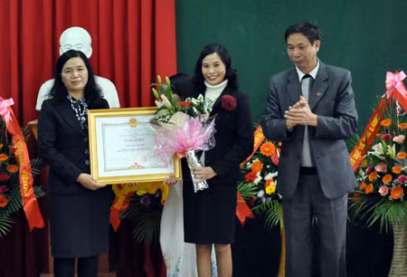 Đồng chí Trần Văn Luận, Phó Giám đốc Sở Văn hoá, Thể thao và Du lịch thừa uỷ quyền trao Bằng khen của Thủ tướng Chính phủ cho Thư viện tỉnh.