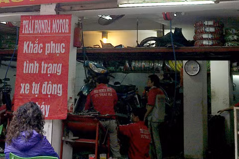 Dịch vụ khắc phục xe tự cháy được cửa hàng này triển khai từ ngày 15/12. Thời gian khắc phục mất khoảng 2 giờ, giá dao động 150.000-300.000 đồng. Ảnh: Hà Đan.