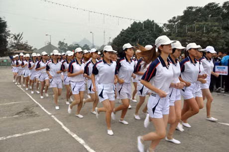 Các cô giáo tương lại của CĐ sư phạm Uông Bí là đội chạy tập thể đẹp nhất của giải