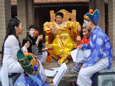 NSƯT Chí Trung cùng các diễn viên không chuyên của “Vua hài đất Việt” chuẩn bị cho một cảnh diễn Ảnh: H.G.A.