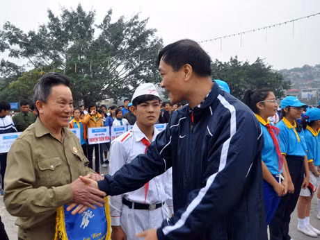 Đồng chí Vũ Hồng Thanh, Bí thư Thành ủy TP Hạ Long tặng cờ lưu niệm, chúc mừng các đoàn tham dự giải