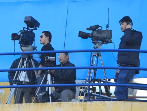 Hai máy quay ở trên sân, ai là AVG, ai là VTV??!