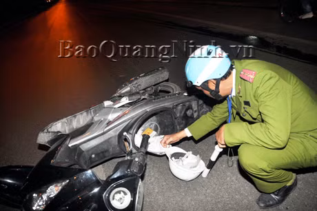 Lực lượng Công an tiến hành khám xét chiếc xe nghi vấn