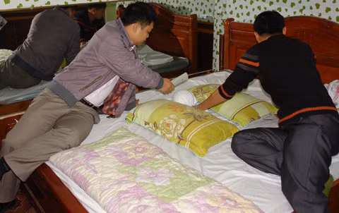 Cơ quan chức năng thực nghiệm hiện trường vụ án tại nhà nghỉ. Ảnh: Hoàng Việt.
