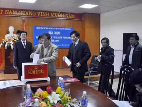 Các nhà báo bỏ phiếu bầu chọn VĐV tiêu biểu vùng Mỏ năm 2011.