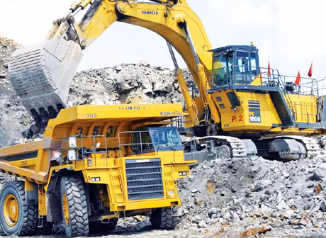 Bóc xúc đất đá tại khai trường Công ty CP Than Cao Sơn.