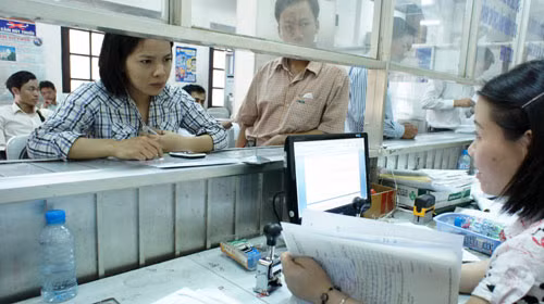 Bộ Tài nguyên - môi trường bị “chấm điểm” thấp nhất. Trong ảnh: doanh nghiệp đến làm thủ tục giấy tờ tại phòng đăng ký quyền sử dụng đất Sở Tài nguyên - môi trường TP.HCM - Ảnh: THANH ĐẠM