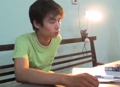 Lê Văn Luyện khi bị Đồn biên phòng Na Hình bắt giữ.