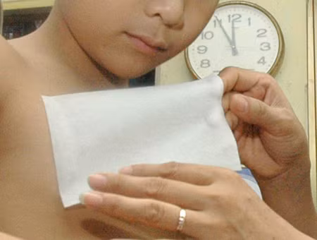 Người già và trẻ nhỏ dùng miếng dán có nhiệt độ cao có thể bị bỏng do da mỏng và khó có thể phản ứng xử lý nhanh khi cảm thấy nóng quá.