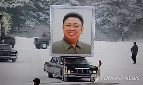 Chiếc xe chở di ảnh ông Kim Jong-il trong tang lễ chiều nay. Ảnh: Yonhap.