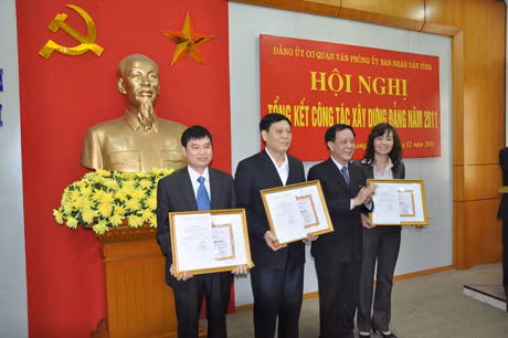 Đồng chí Đỗ Thông, Bí thư Đảng ủy Văn phòng UBND tỉnh, Phó Chủ tịch Thường trực UBND tỉnh tặng giấy khen của Đảng bộ cho 3 chi bộ đạt trong sạch vững mạnh tiêu biểu năm 2011.