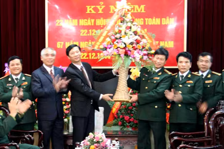Đồng chí Nguyễn Văn Đọc, Phó Bí thư Tỉnh uỷ, Chủ tịch UBND tỉnh tặng hoa chúc mừng CBCS Bộ đội Biên phòng tỉnh.
