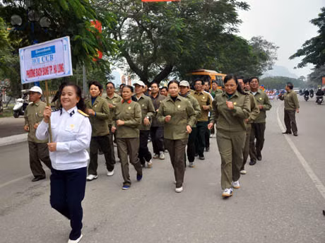 Hội cựu chiến binh dù cao tuổi nhưng rất nhiệt tình tươi vui