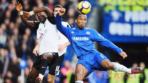 Drogba sẽ ghi bàn giúp Chelsea tiếp tục bám đuổi ngôi đầu.