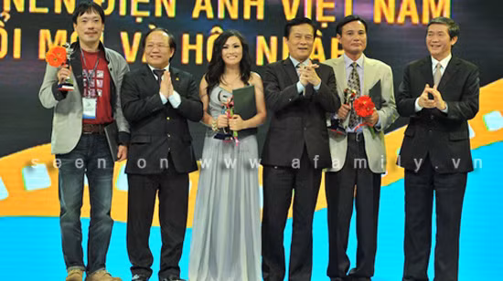 Đại diện các đoàn làm phim lên nhận Bông Sen Bạc - Ảnh: Cát Khuê