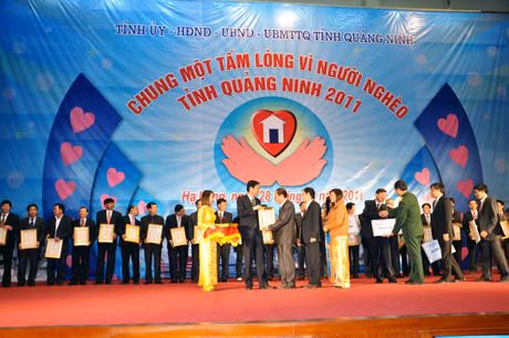 Đồng chí Nguyễn Văn Đọc, Phó Bí thư Tỉnh uỷ, Chủ tịch UBND tỉnh tiếp nhận ủng hộ Quỹ Vì người nghèo của các doanh nghiệp, cơ quan, đơn vị và cá nhân.