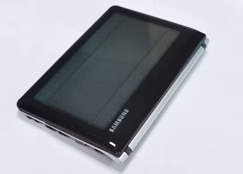 Samsung NC123 được tích hợp một tấm pin năng lượng mặt trời phía trên nắp máy. Ảnh: Hà Mai.