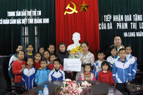 Bà Phạm Thị Loan tặng quà cho các cháu nhỏ tại Trung tâm Bảo trợ trẻ em có hoàn cảnh đặc biệt.